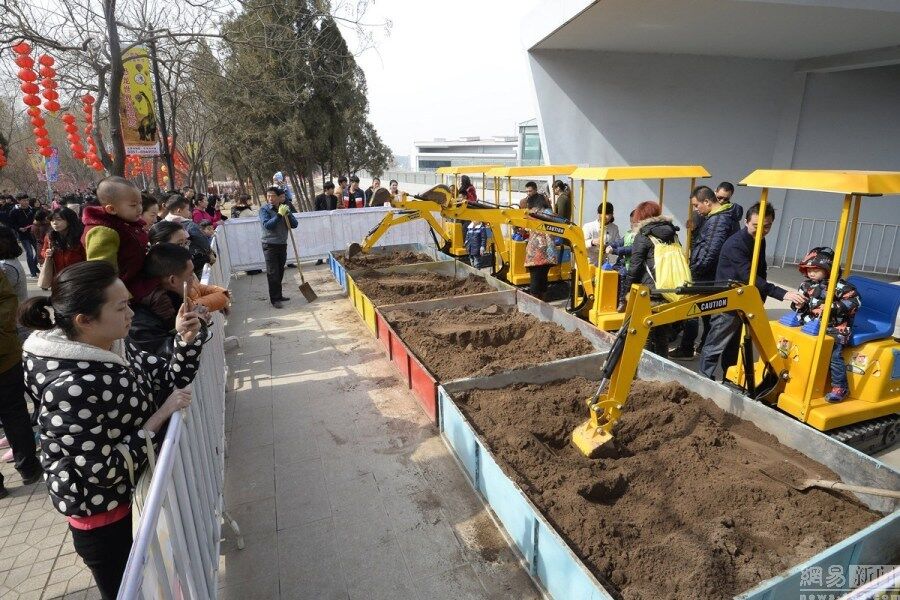 混凝土、娃娃版挖掘機、起重機