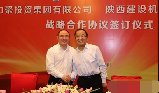 近日，陜建機(jī)械與安徽力聚簽訂戰(zhàn)略合作協(xié)議，陜建機(jī)械董事長楊宏軍，副總經(jīng)理、營銷總監(jiān)賀衛(wèi)東，安徽力聚投資集團(tuán)董事長宋執(zhí)壽，黨支部書記陳邦勤以及安徽潤路公司總經(jīng)理杜永龍等單位領(lǐng)導(dǎo)出席了會議